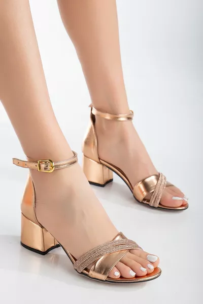 المرأة البرونزية الجلود واحدة الفرقة الحجر الكعب السميك