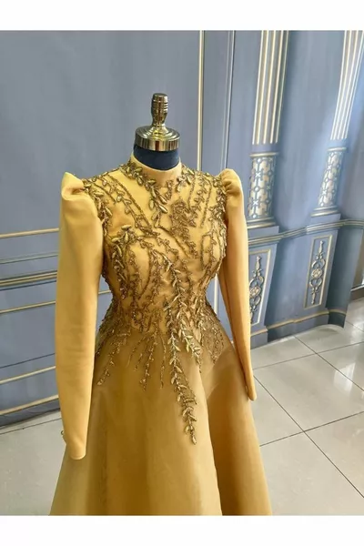 Goldfarbenes Abendkleid mit speziellem Design aus Spitze und bestickter Midilänge