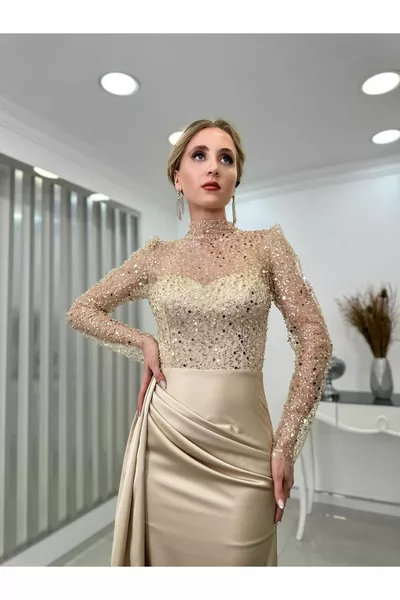 Нощна сатенена вечерна рокля златна с мъниста детайл, прозрачна пола на върха, опашка и цепка