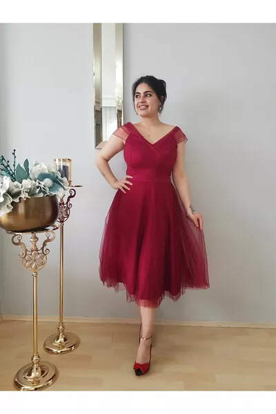 Женское бордовое платье из тюля с двубортным вырезом и длиной миди