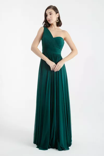 المرأة الزمرد الأخضر فستان مساء طويل مع فتحة كتف واحد