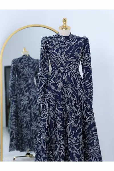 Abendkleid aus gefüttertem Tüll mit Bonded Stone und Glitzer