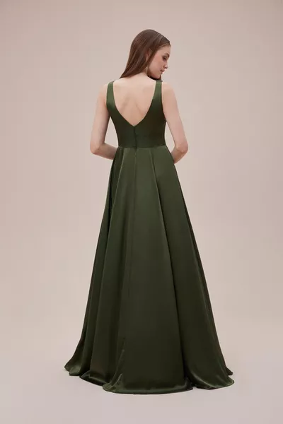 فستان طويل من الساتان بحزام أخضر داكن مع فتحة عميقة على شكل حرف V
