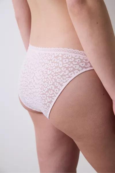 Лёгкий кружевной слип с V-образным вырезом розового цвета