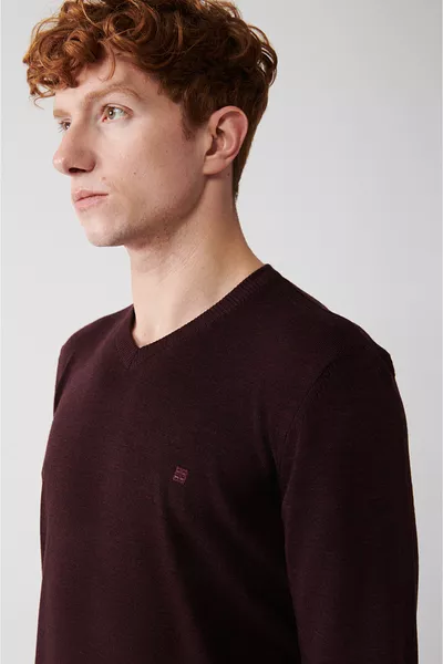 كنزة تريكو للرجال بياقة V باللون البوردو لا تتسبب في تكون الوبر 