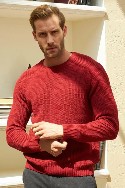 سترة صوفية رجالية من القطن بلون عنابي برقبة عالية وتريكو سبور