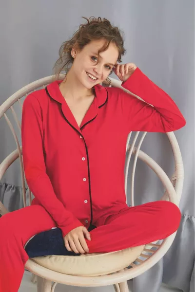 طقم بيجامة بأزرار