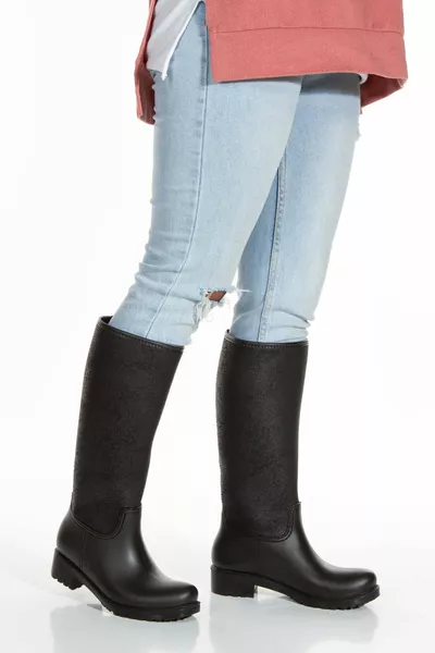 Stivali da pioggia impermeabili che il polpaccio spesso con motivo a bottalata può facilmente indossare e togliere