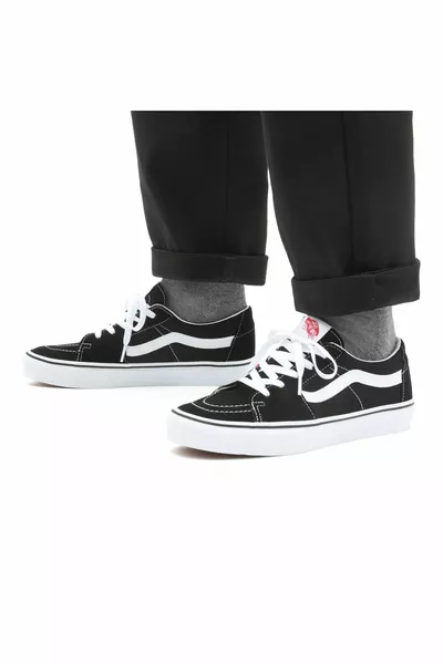 حذاء رياضي أسود Ua -Low للجنسين 