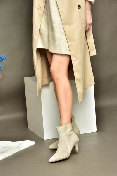  Bottes à talons bas en daim beige pour femmes