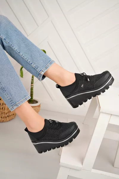 أحذية نسائية سوداء شبه حجرية