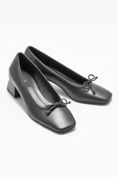 جلد أسود بكعب نسائي