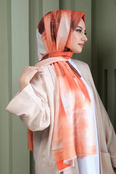 شال قطني بني فاتح بنمط تجريدي