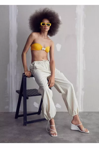 Gepolsterte gestreifte Sandalen mit Absatz