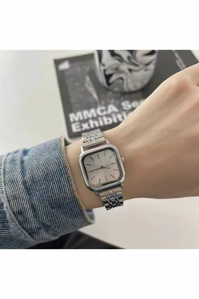 ساعة يد نسائية ذات فرقة رجعية