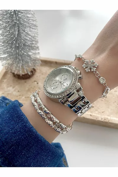 Montre-bracelet en métal pour femmes de couleur argentée et avec bracelets sur le côté