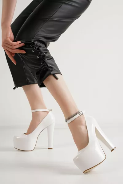 منصة بيضاء براءات الاختراع الجلود فستان الزفاف الموسم الجديد أنيقة الإنتاج المحلي اليدوية