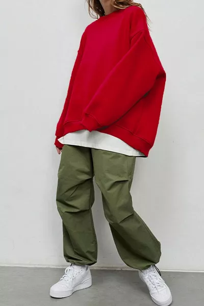 سويت شيرت نسائي أحمر بجيوب وداخل مبطن بالوبر، قصّة واسعة وناعمة لفصل الشتاء