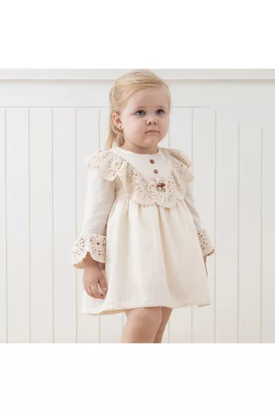 فستان بيج أنيق للأطفال البنات مع ياقة دانتيل وتفاصيل الأكمام