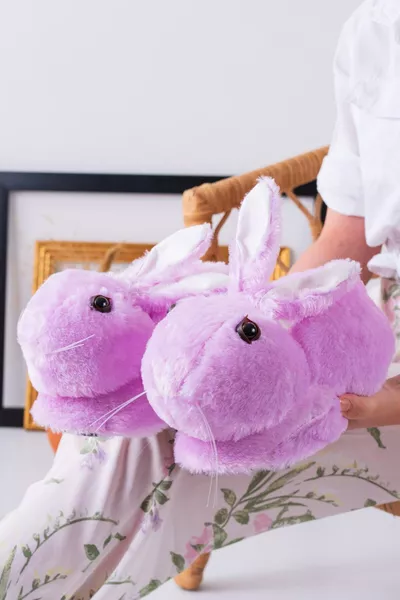 Pantofole da casa unisex in peluche lilla con figura di coniglio