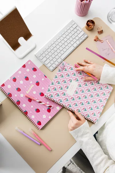 Комплект от 2 броя училищни тетрадки  с картонена спирална корица, без редове,  листа, с график за уроци, модел Ягода