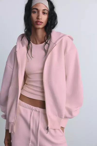 طقم رياضي وردي بسحاب مع قبعة وقصّة واسعة مبطن بالفرو