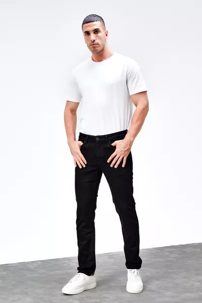 جينز رجالي بخصر عادي وتفصيل مريح مع شريط أسود وجينز ديم بمرونة ليكرا 