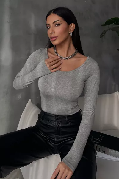 بلوزة نسائية رمادية فاتحة بياقة أميرية