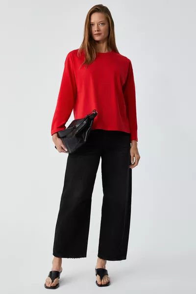 تي شيرت أحمر برقبة دائرية وتناسب واسع بأكمام طويلة للنساء من قطن عضوي %