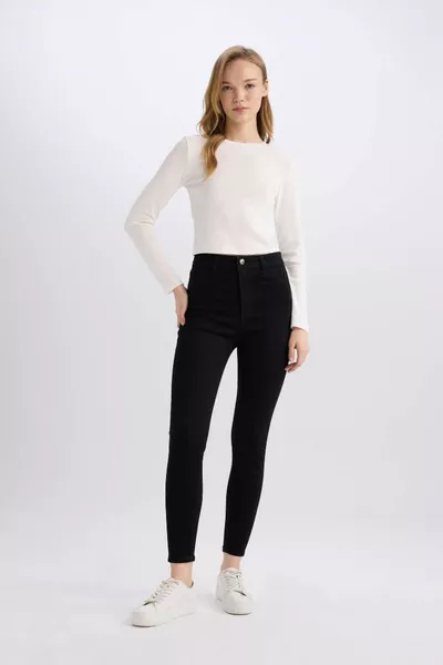 جينز ضيق للجينيز بخصر عالي وطول الكاحل وساق ضيقة وأسطاسي SP