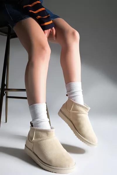 حذاء نسائي يومي بكعب قصير بيج من الجلد السويدي