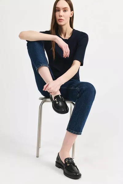 حذاء لوفر كلاسيكي نسائي بمشبك أسود