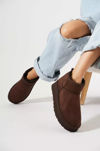 حذاء نسائي بقصة عالية ونعل سميك مبطن بالفرو داخلياً لون بني من الجلد المدبوغ