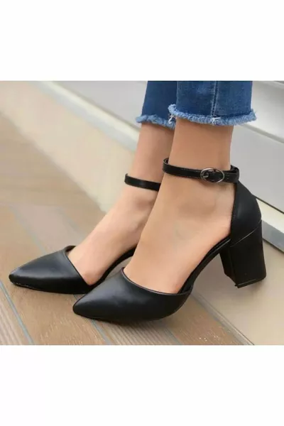 حذاء نسائي بكعب عالي وحزام أسود واحد