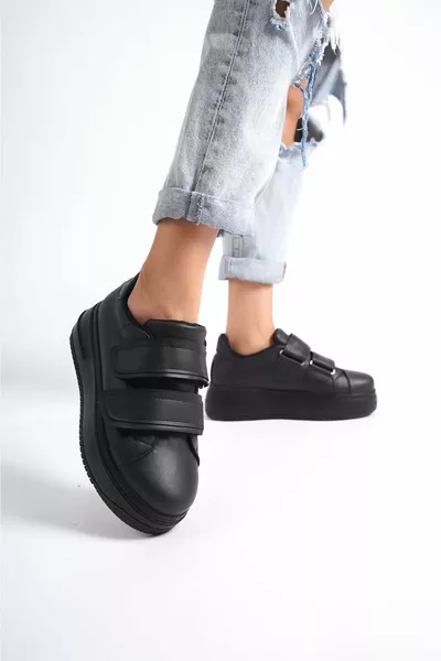 حذاء رياضي نسائي بجلد أسود مطفي من بيلامي مع حزام لاصق