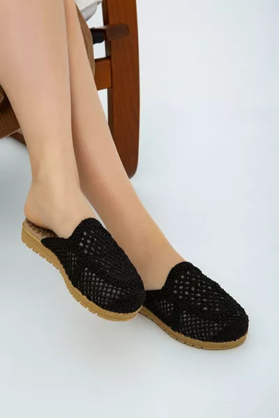 شبشب خارجي وداخلي من القش المحاك باللون الأسود بمقدَّمة مغلقة