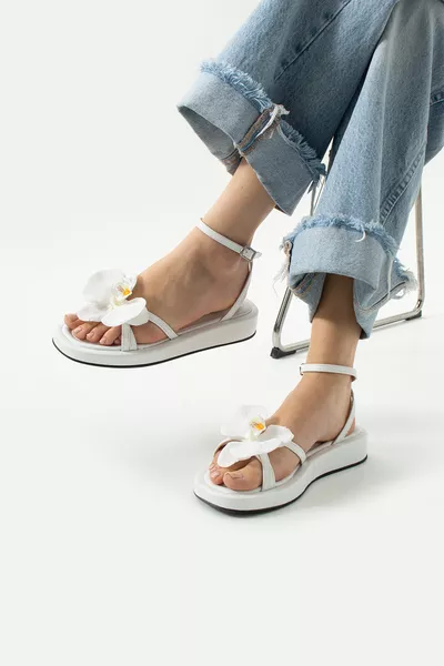 Daisy Damen Sandale mit weißen Blumen-Details
