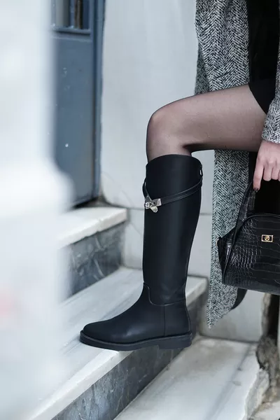 حذاء نسائي يومي بسحاب من الخلف ومشبك فضي، لون أسود Mosna