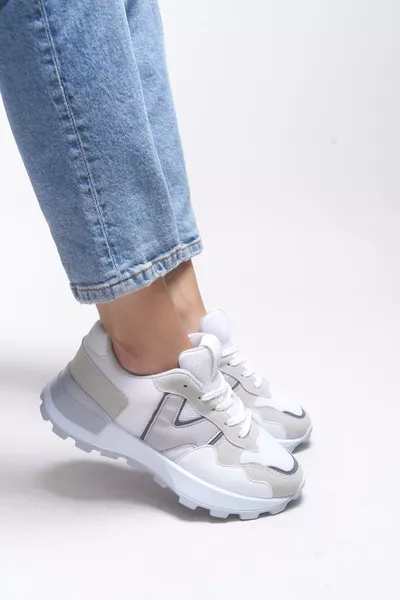 حذاء نسائي رياضي  أبيض جليدي