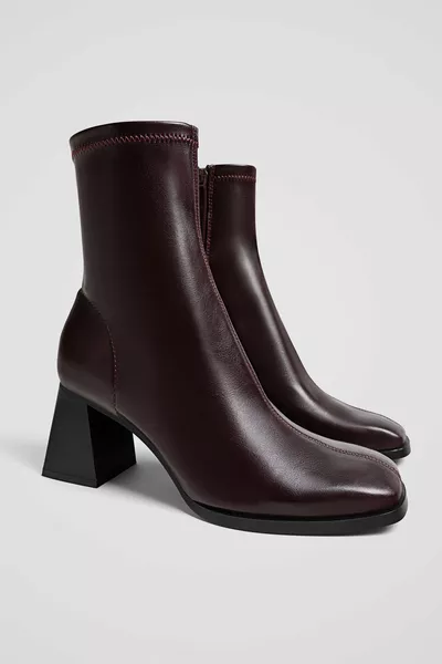 حذاء برقبة سميكة