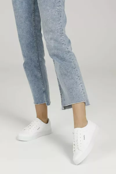 حذاء رياضي نسائي أبيض من بورو 1fx