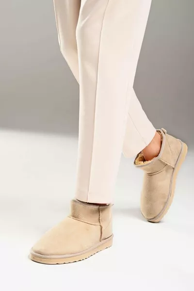 حذاء نسائي بيج قصير للغاية مبطن بالفرو من الجلد المدبوغ كعب 3 سم 