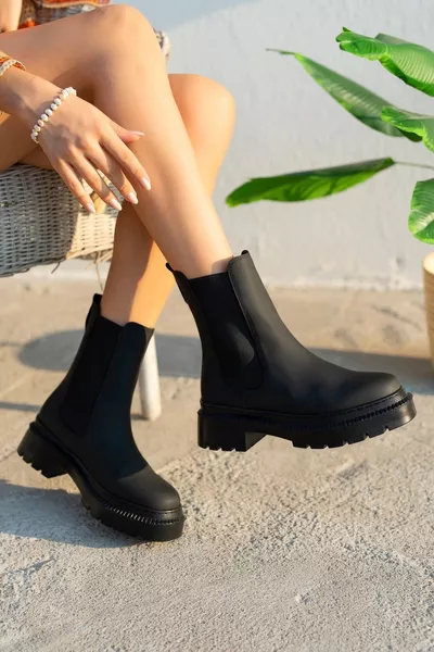 حذاء نسائي أسود مات بتصميم تشيلسي مع رباط مطاطي