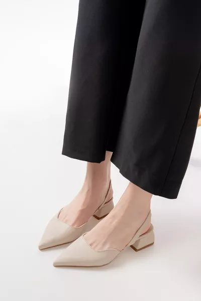 حذاء نسائي بلون البيج الخفيف مطفي من الجلد، مقدمة مدببة بكعب قصير ومستطيل