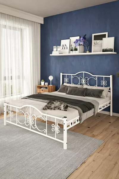 سرير معدني مزدوج بتصميم فرنسي باللون الأبيض