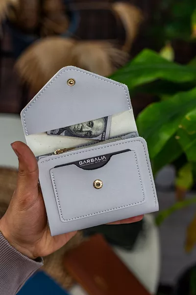 Мини дамско портмоне в сив цвят с отделение за монети и множество джобове, от колумбийска веган кожа