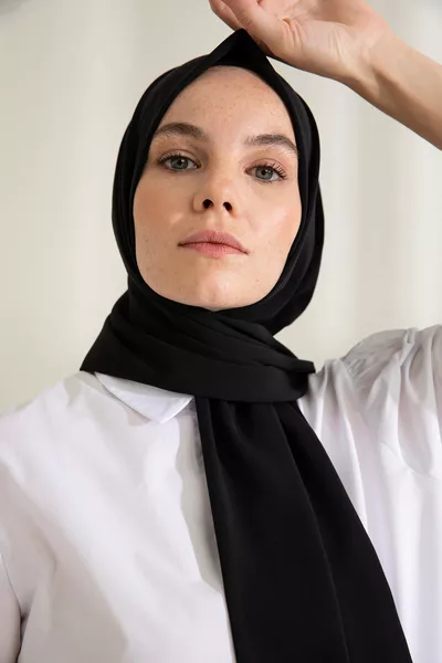 وشاح أسود من حرير المدينة