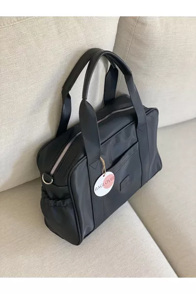 Middelgrote tas van satijn met binnenvoering en details aan de voor- en zijkant