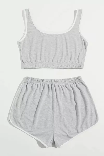 طقم نوم نسائي رمادي يتكون من توب قصير بحمالات وشورت