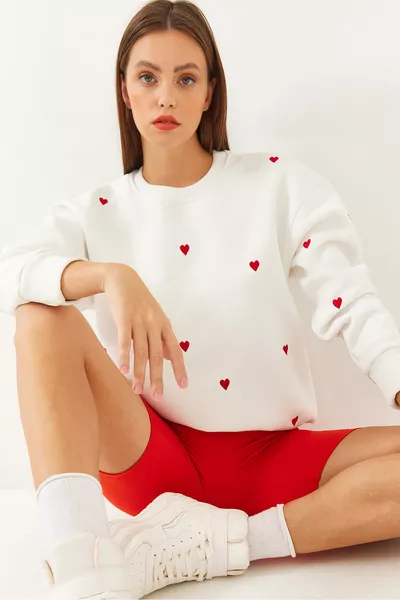 سويت شيرت نسائي مطرز بقلب  